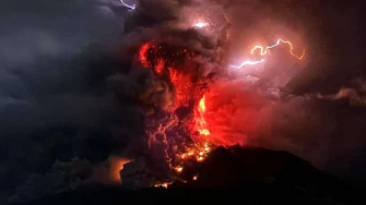 Вулкан в Индонезия изригна и наложи спешни евакуации, издадено е предупреждение за цунами